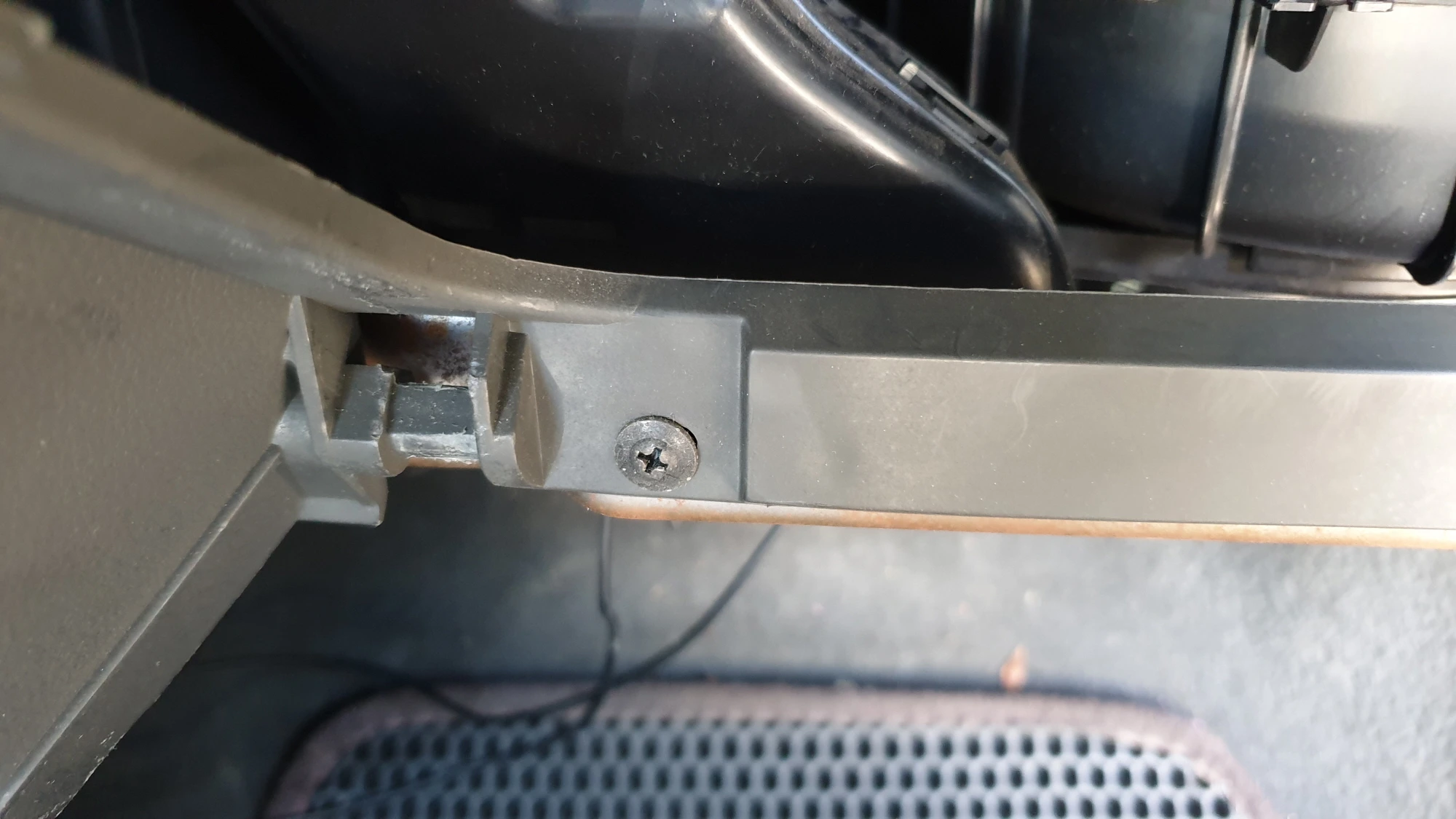 글로브박스 끼우는 방향