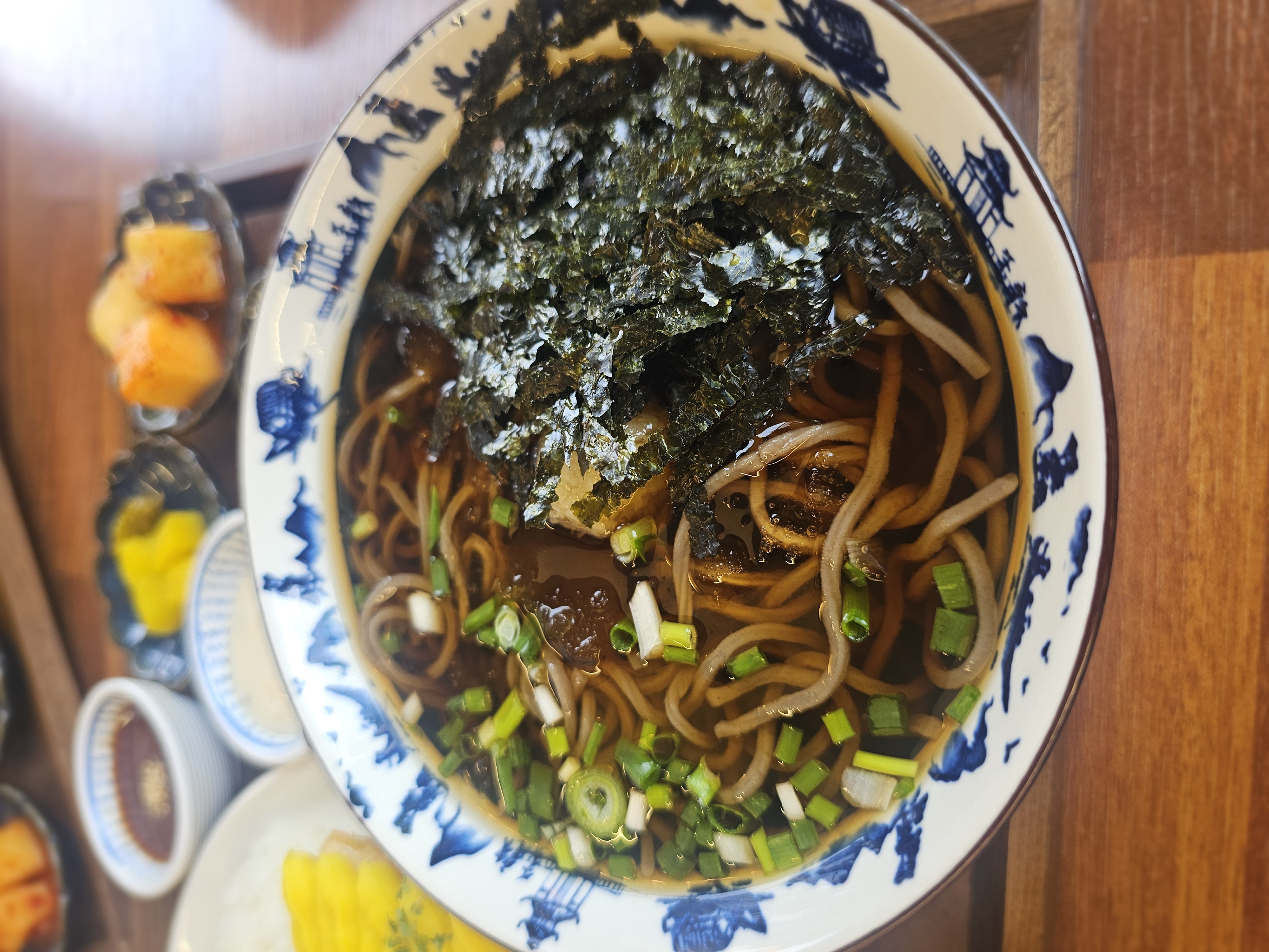 메밀국수 소바 — 진한 간장 육수에 김과 쪽파