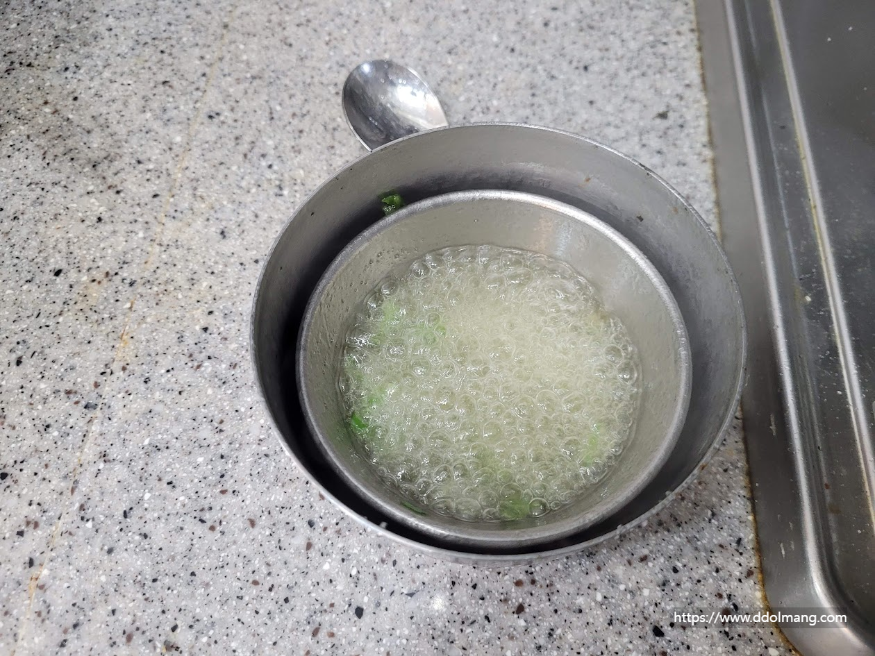 뜨거운 기름은 잘게 썰은 대파에 부워서 끓고 있는 모습