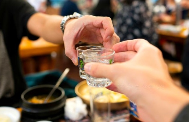 술을 즐기는 남성