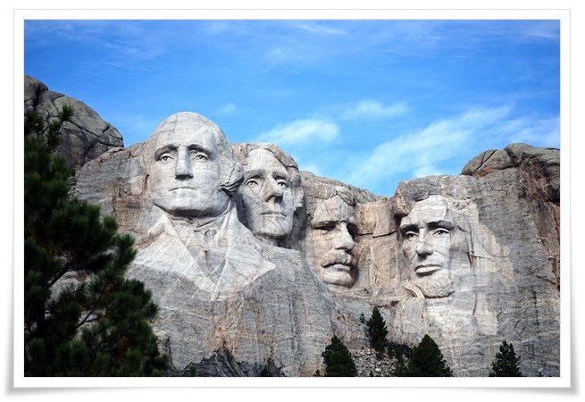 흰색의 거대한 화강암 산에 4명의 미국 대통령 얼굴이 조각되어있는 모습이 장엄하고 위대해 보인다. 왼쪽부터 조지워싱턴, 토마스 제퍼슨, 시어도어 루스벨트, 아브라함 링컨의 얼굴이 보인다