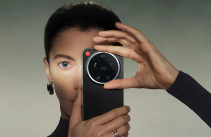 라이츠폰을 돈에 들고 있는 여성의 모습