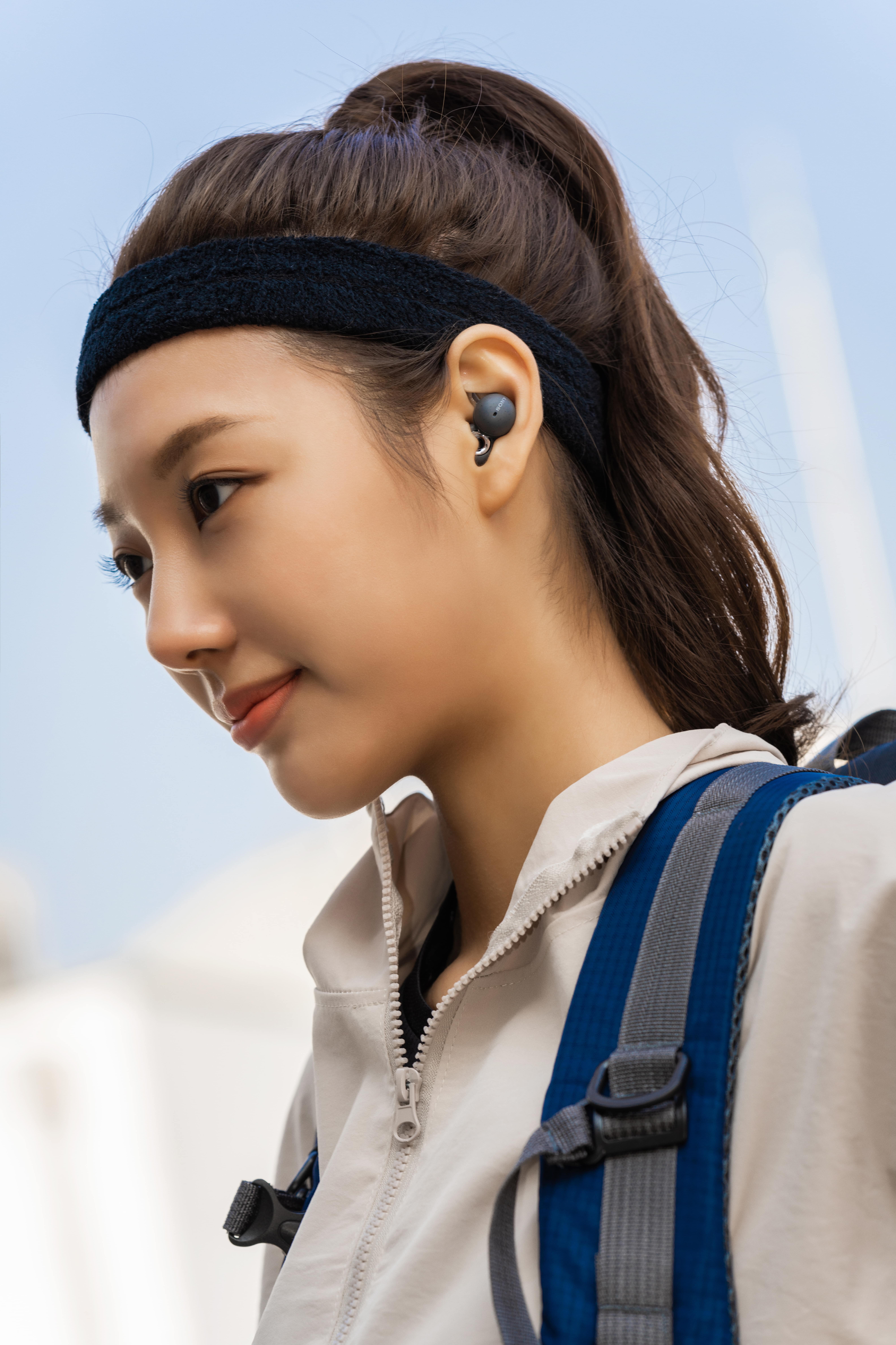 LinkBuds를 착용하고 등산하는 모습