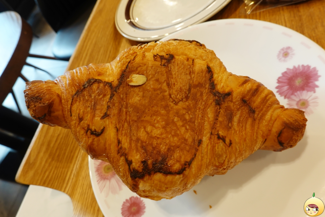 크루아상 뒤