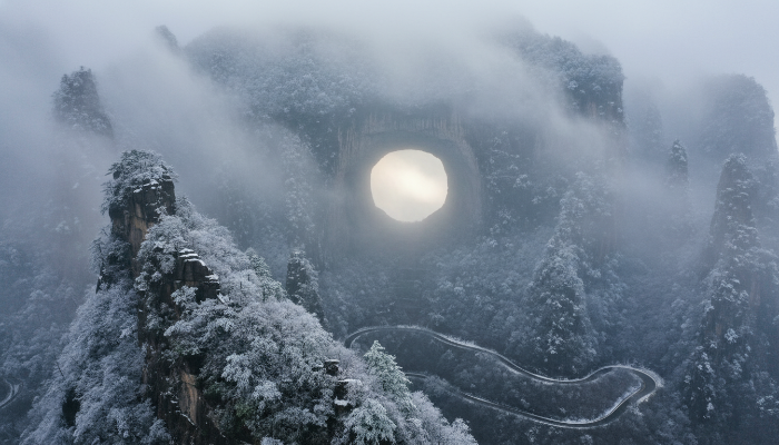 신비로운 분위기를 자아내는 겨울철 장가계 천문산의 천문동 전경