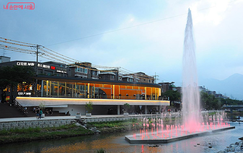 밤에는 북한산의 정취와 주변 경관에 어울리는 따뜻하고 은은한 조명을 설치한다.