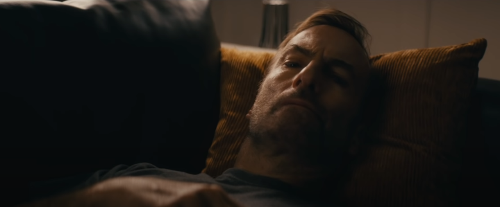 소파에누워있는허치