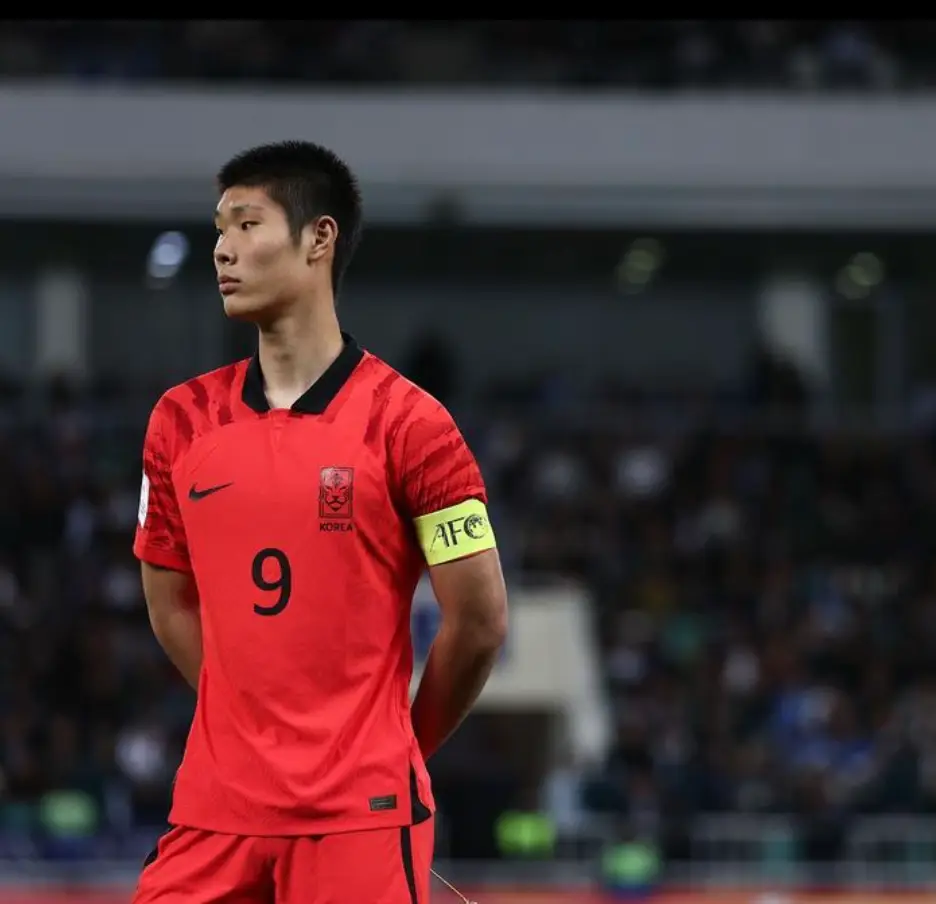 이영준-그라운드 위에 붉은 국가대표 유니폼을 입고 서있는 이영준