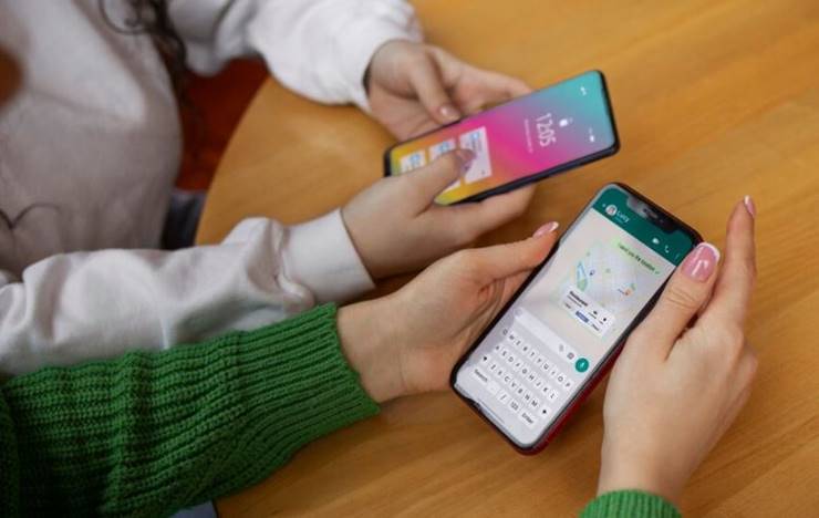 스마트폰을 보는사람