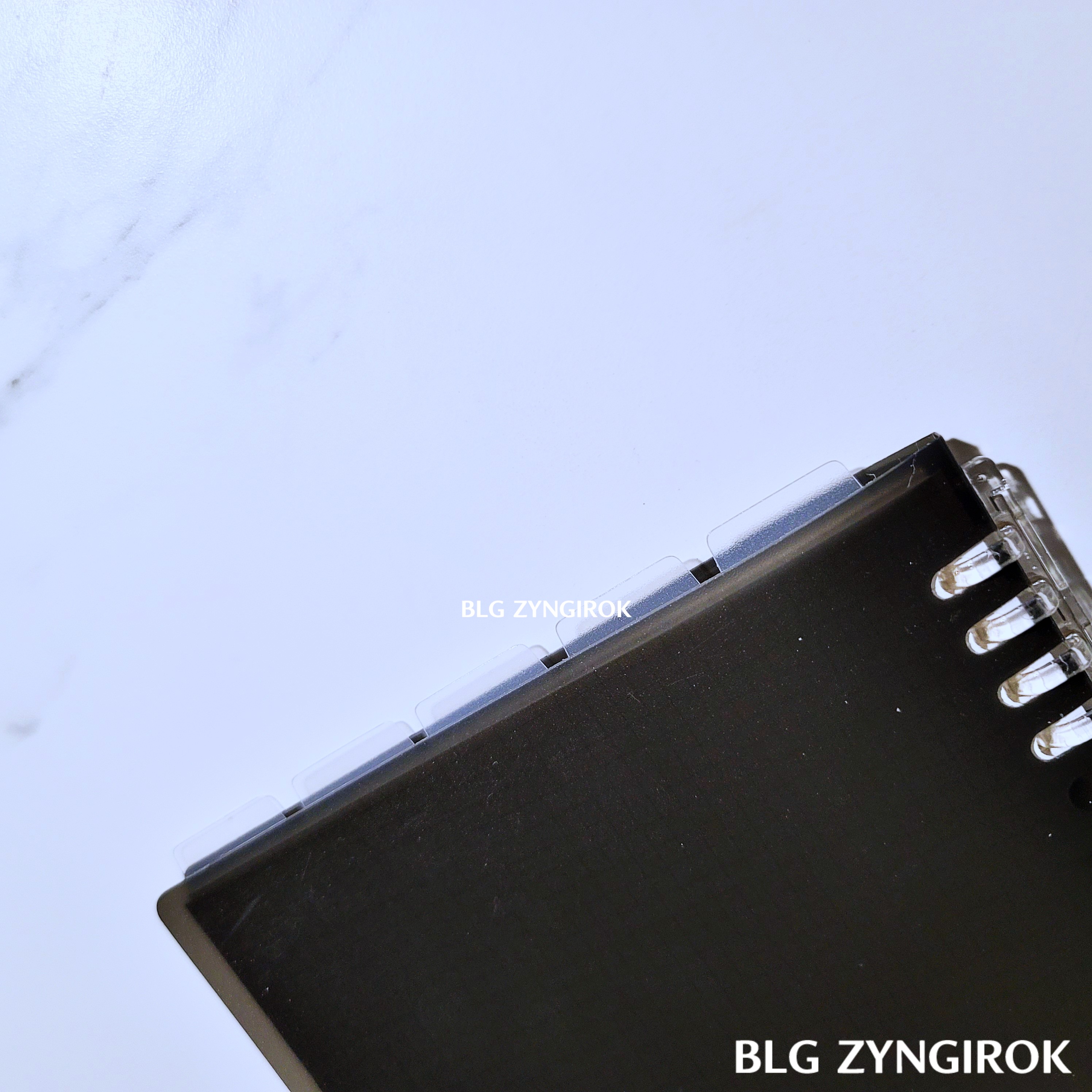 바인더에 인덱스를 꽂은 모습이다.