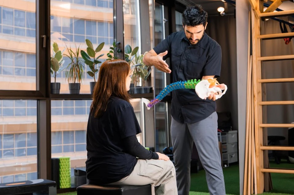 잘못된 걷기 자세는 건강에 해로움 관련 사진