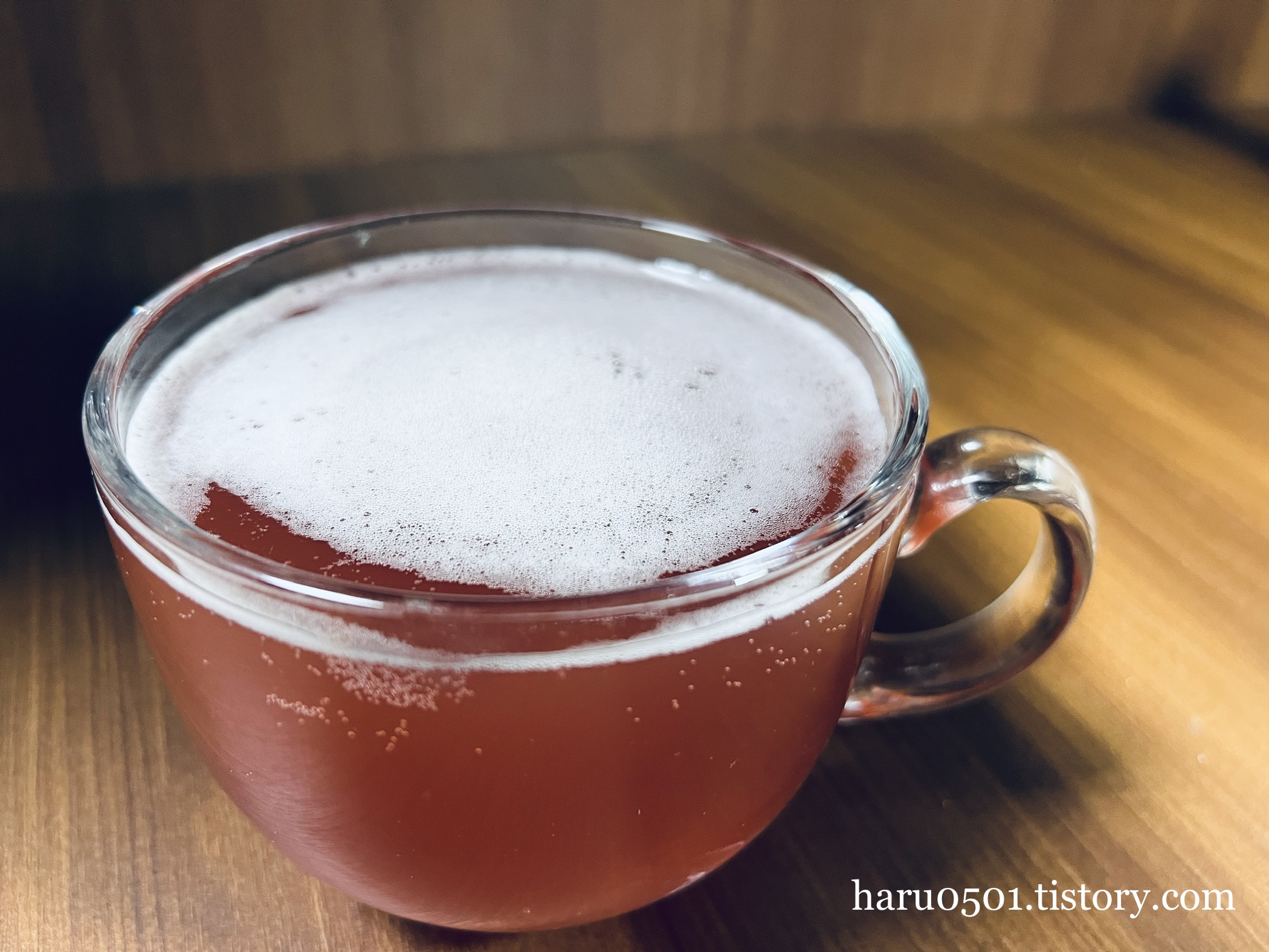 호가든 로제 맥주 컵에 따라 놓은 사진
