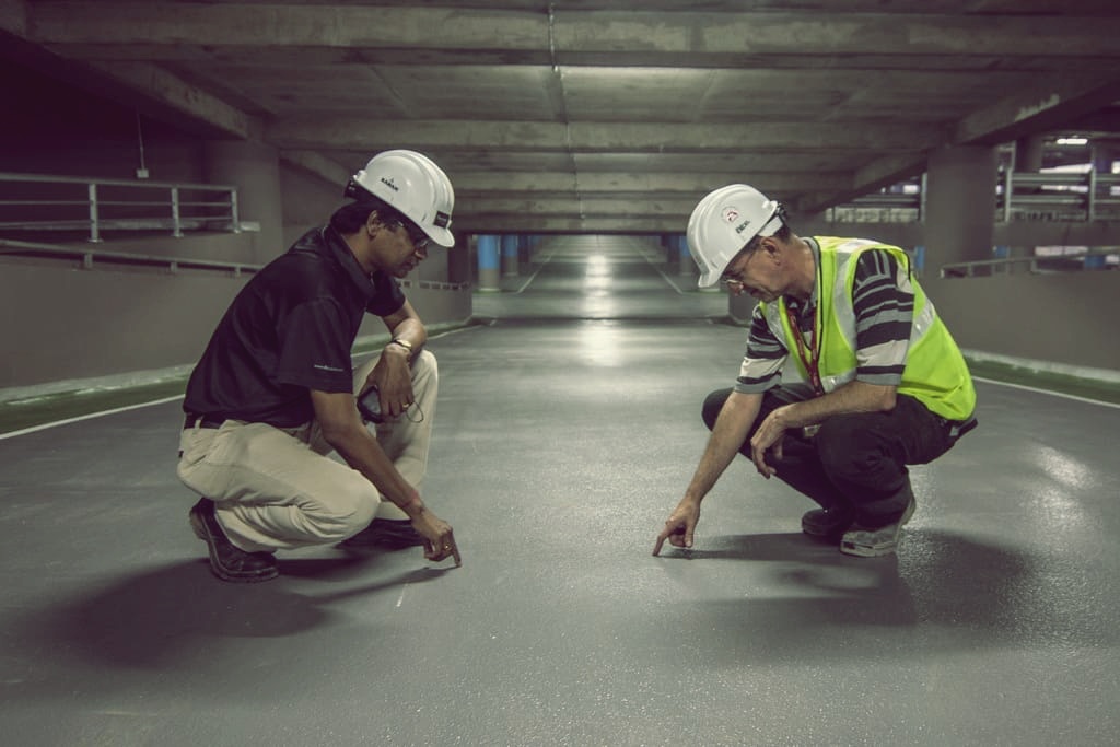 바닥점검-중인-노동자