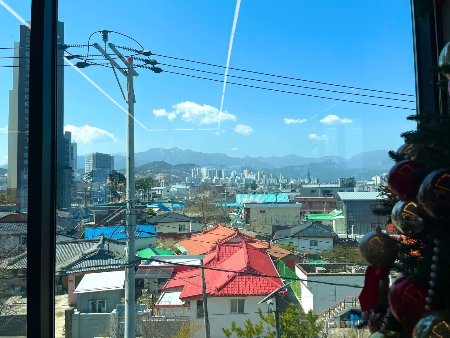 카페 뒤편으로는 설악산