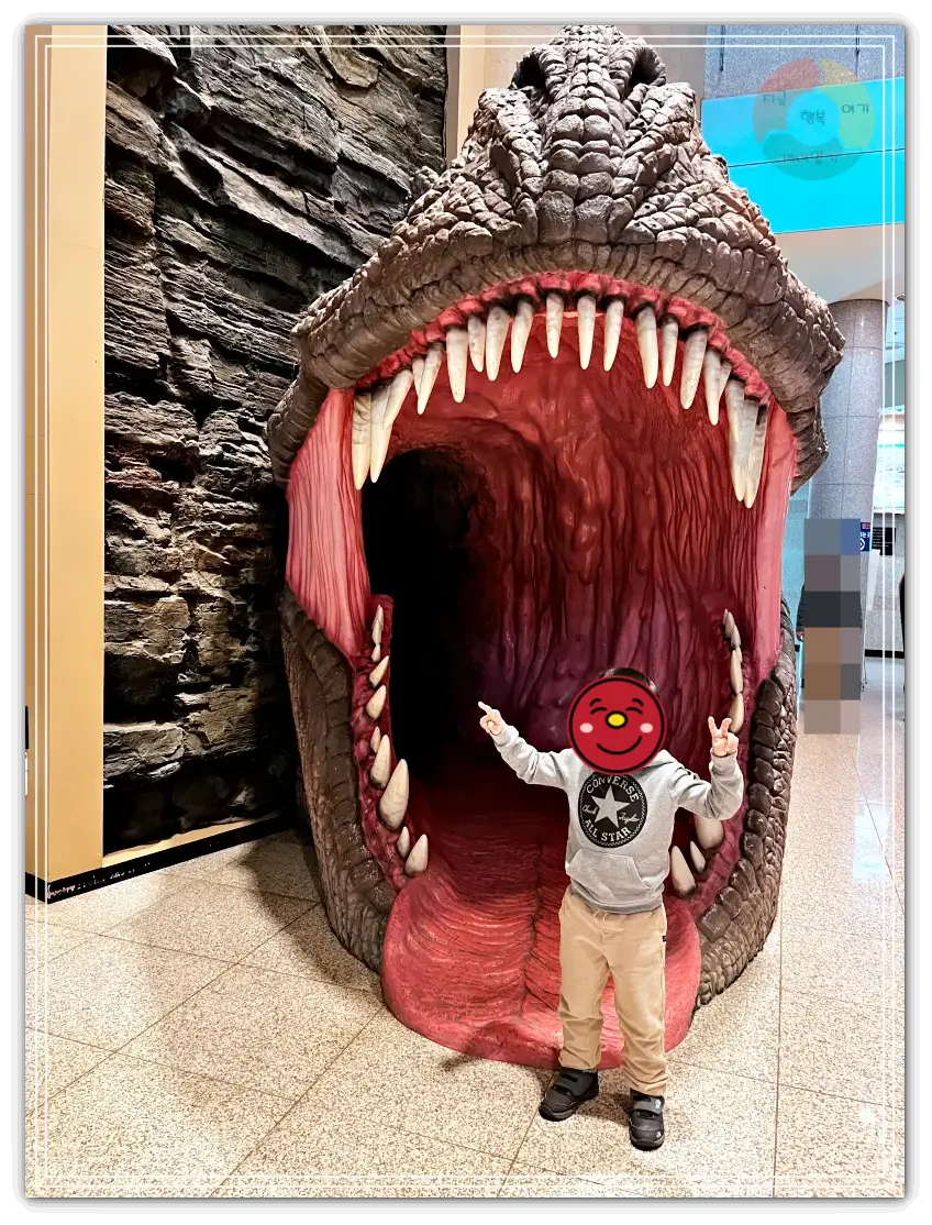 고성공룡박물관_공룡입-입구-입구앞에서-공룡포즈