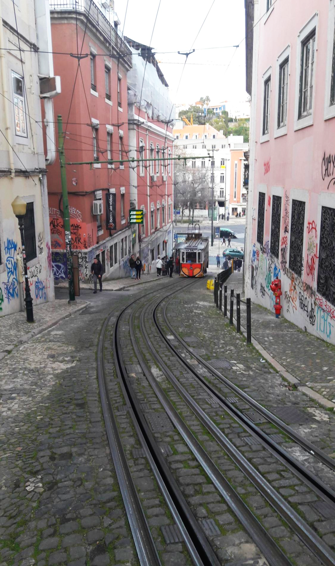 포르투갈 리스본 언덕을 오르는 전동차 케이블카