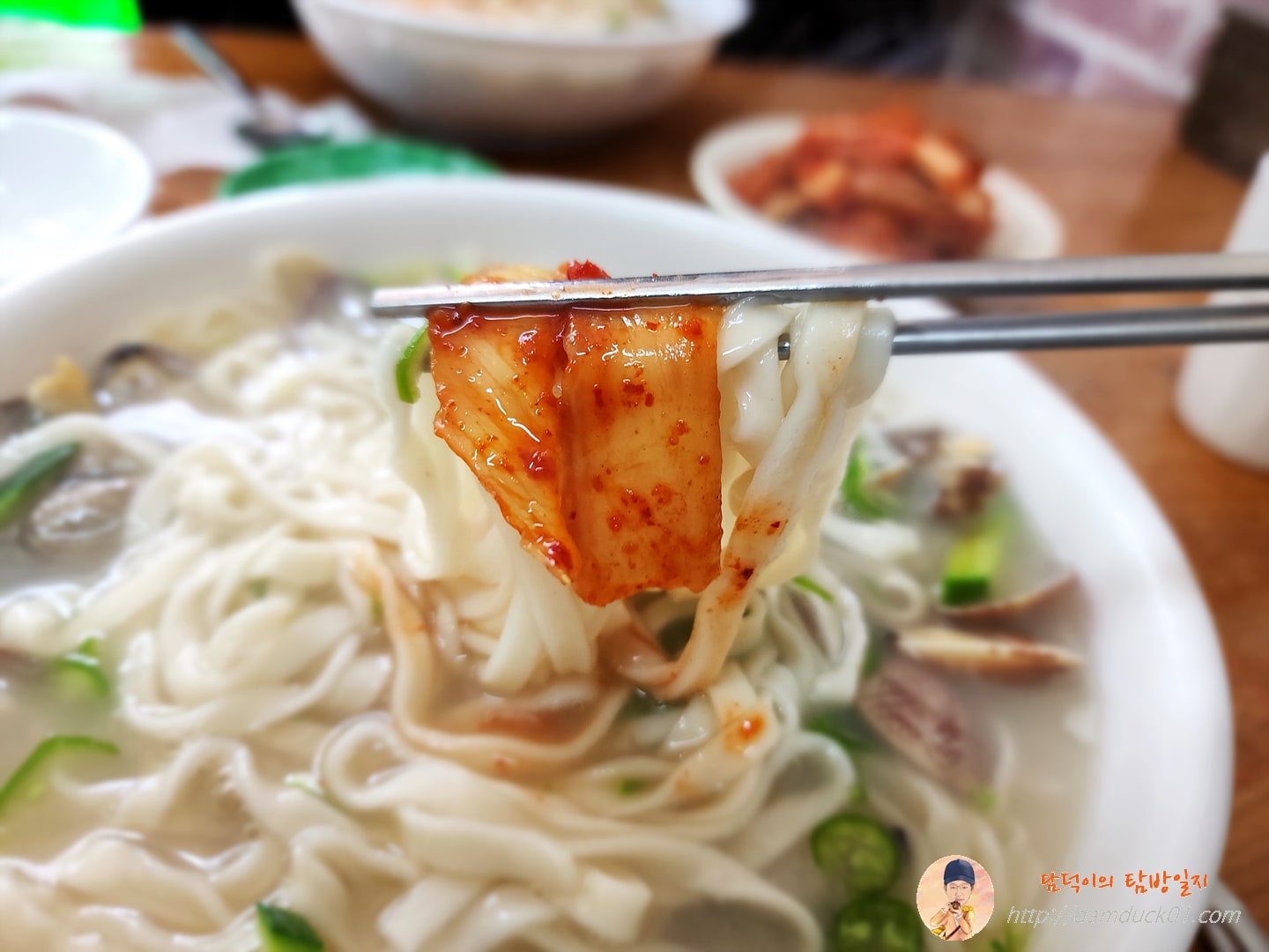 김치에 싸서 한 입