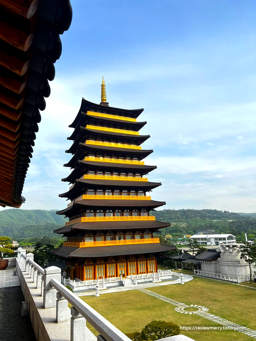 행복재에서 본 중도타워