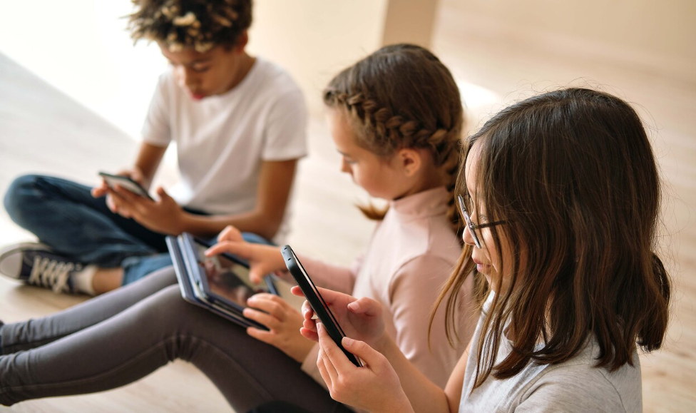 아이들이 휴대폰 보는 사진