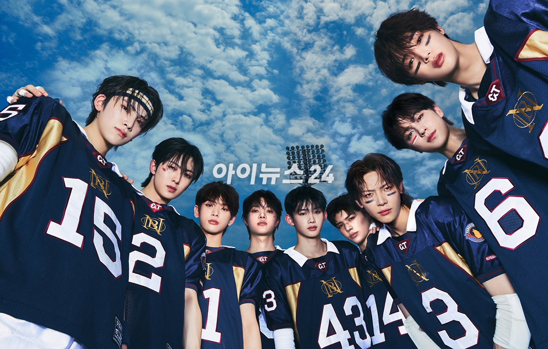&TEAM(앤팀)이 16일 오후 일본 도쿄 롯폰기 힐스 아레나에서 첫 번째 정규 앨범 'First Howling : NOW' 발매 기념 쇼케이스를 열고 포토타임을 갖고 있다. [사진=하이브 레이블즈]
