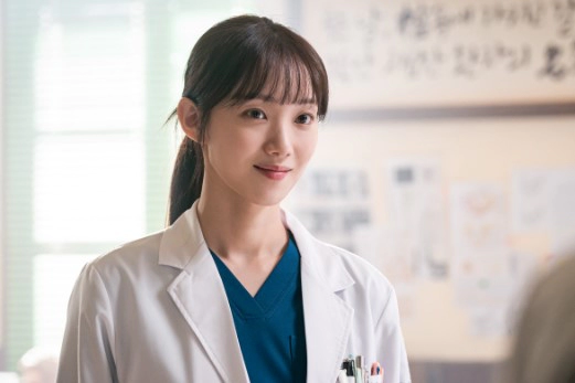 흉부외과 전문의 차은재(이성경)