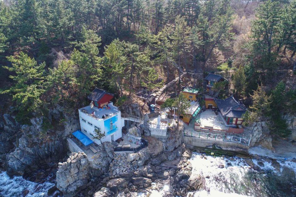 동해 감추사:동해안의 푸른 바다를 마당으로 삼고 신비로운 분위기를 자아내는 해변 사찰