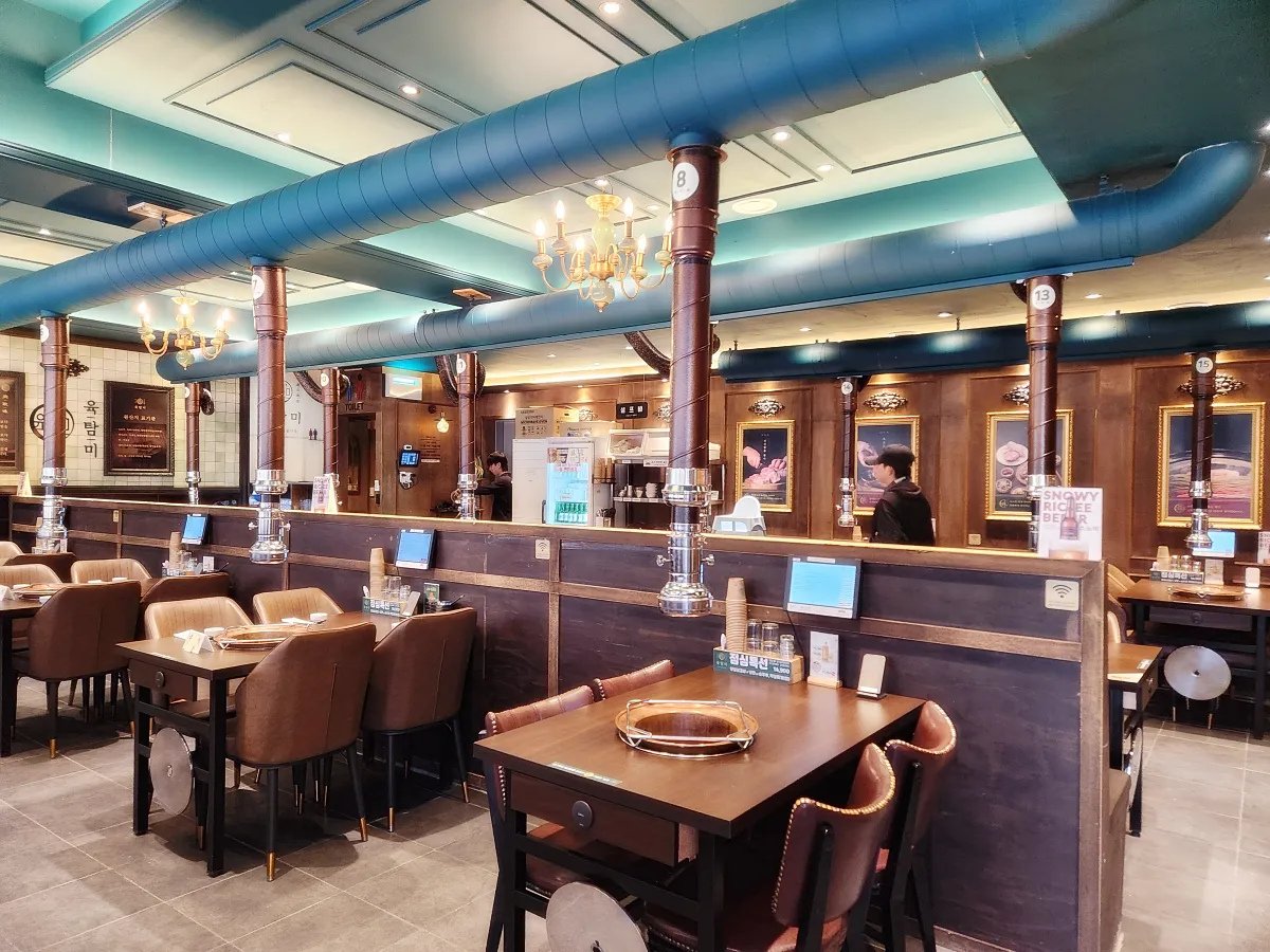 이천육탐미-내부-우드톤-감각적-인테리어