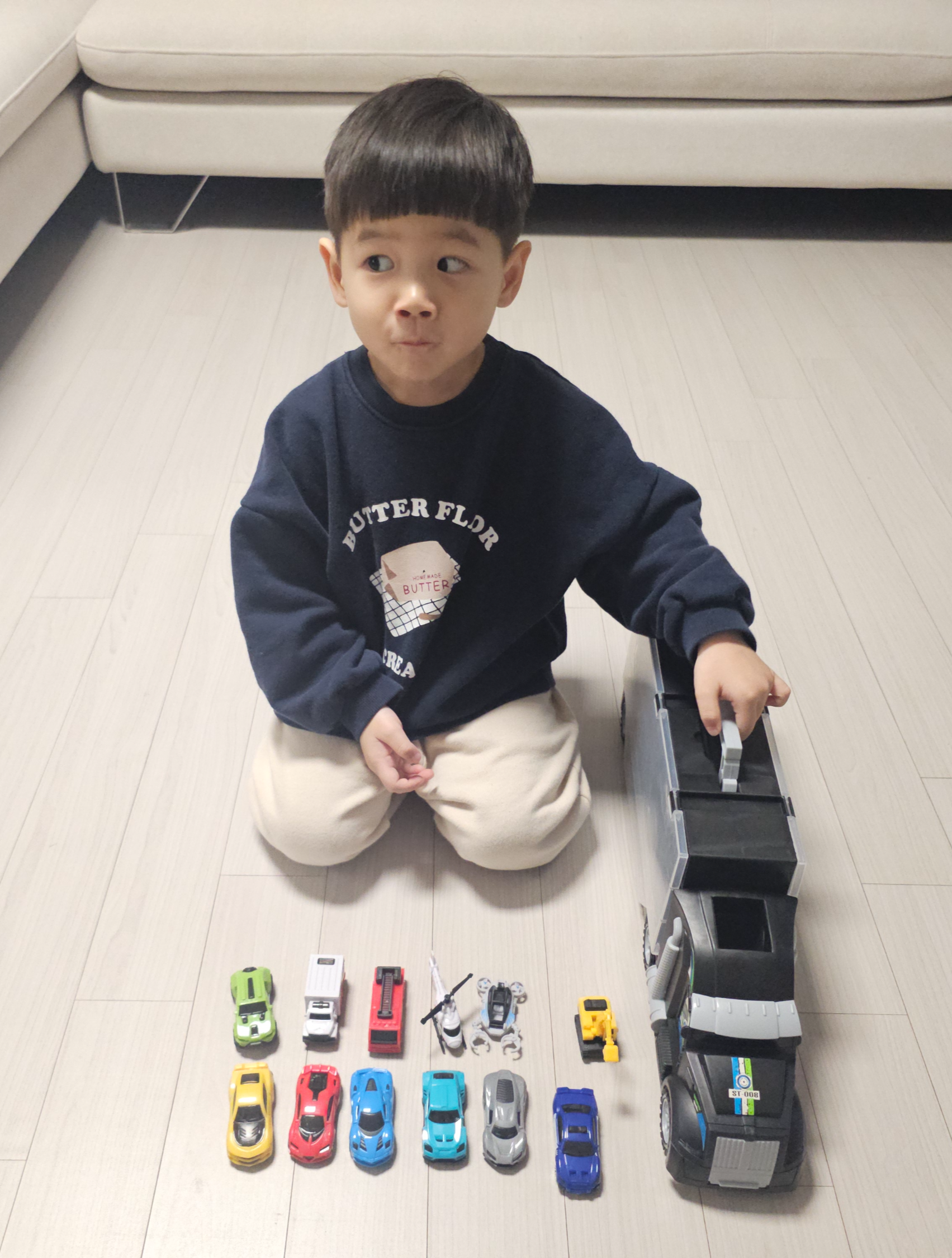 [키저스 트럭캐리어 미니카 세트] - 4살 아이에게 온 크리스마스 선물