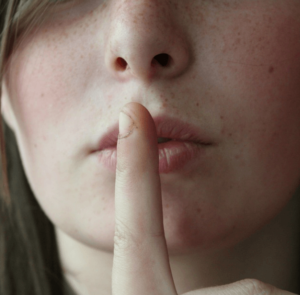 손가락으로 입술을 가리고 있다