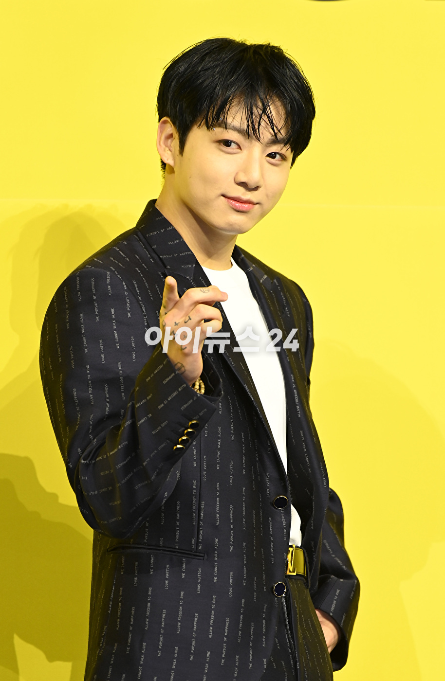 방탄소년단(BTS) 새 디지털 싱글 &#39;Butter&#39; 발매 기념 글로벌 기자간담회가 21일 오후 서울 송파구 방이동 올림픽공원 올림픽홀에서 열렸다. 방탄소년단 정국이 포토타임을 갖고 있다.