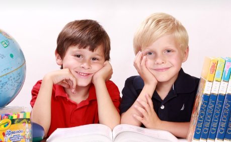 미국 탑사립학교 입학 맨해튼JC 컨설팅이 헌터 시험, hunter test, 뉴욕입시컨설팅, 남학생두명이 보고 있는 사진