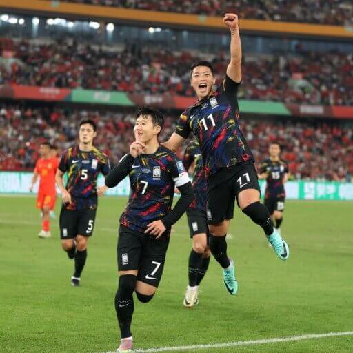 환호성을 지르면서 뛰는 한국 축구 선수들