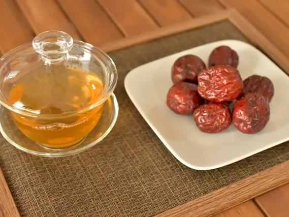 유리병에 담은 대추차