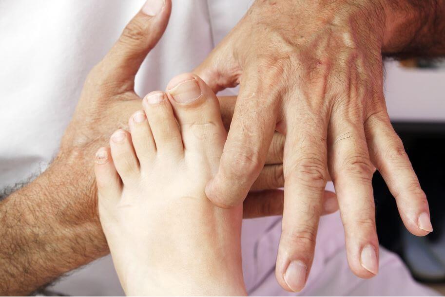 발을 진료하고 있는 의사