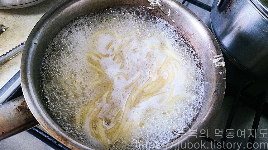 철면수심-차돌볶음짬뽕-면삶기