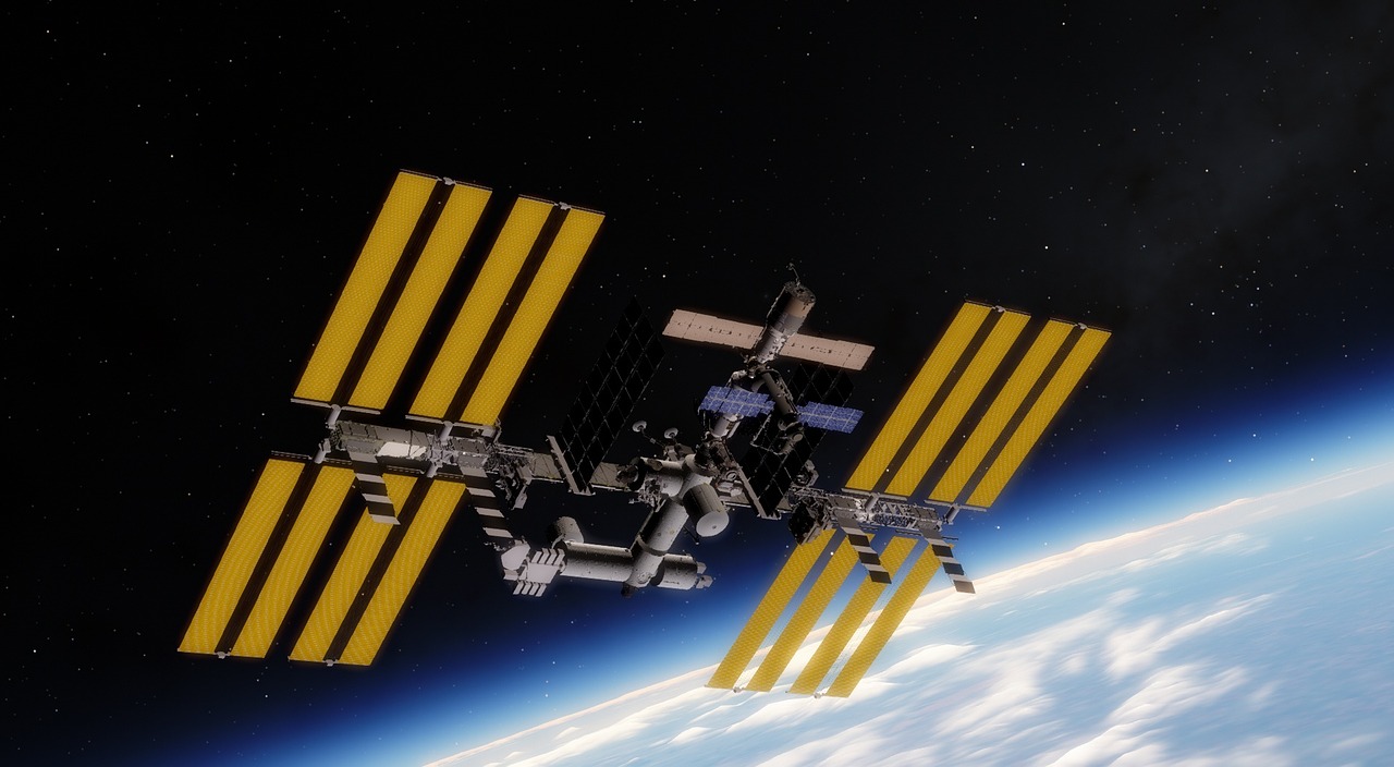 지구위에 우주공간에 떠 있는 국제우주정거장(ISS)
