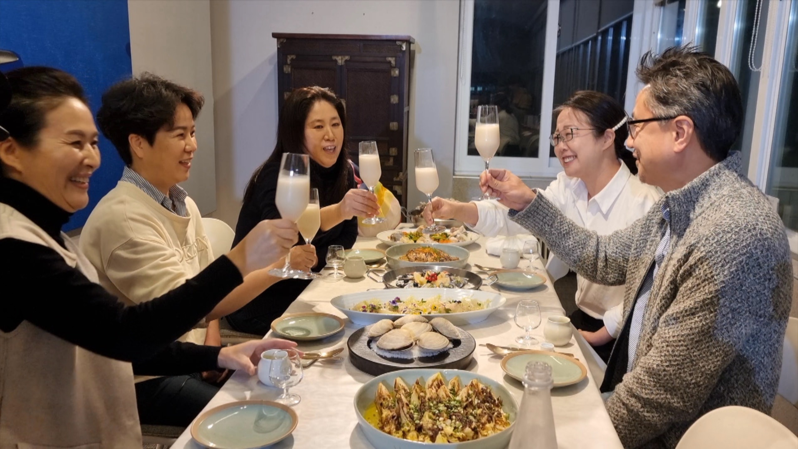 한국인의밥상-야소골부부-막걸리-건배-사진