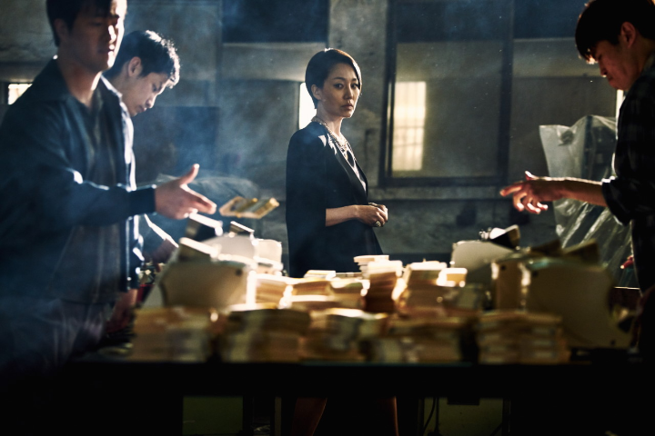 진경.돈을바라보고있다.