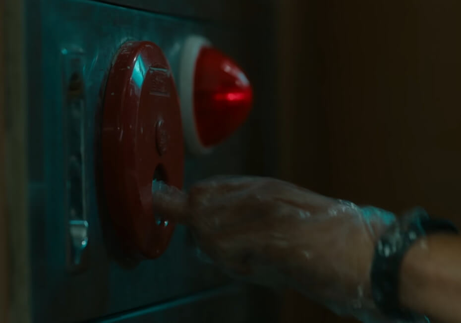 화재 경보기를 누르는 형태