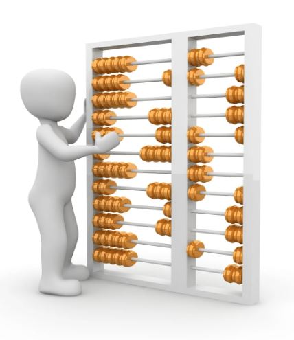 사람 크기의 주판을 가지고 계산하는 모습