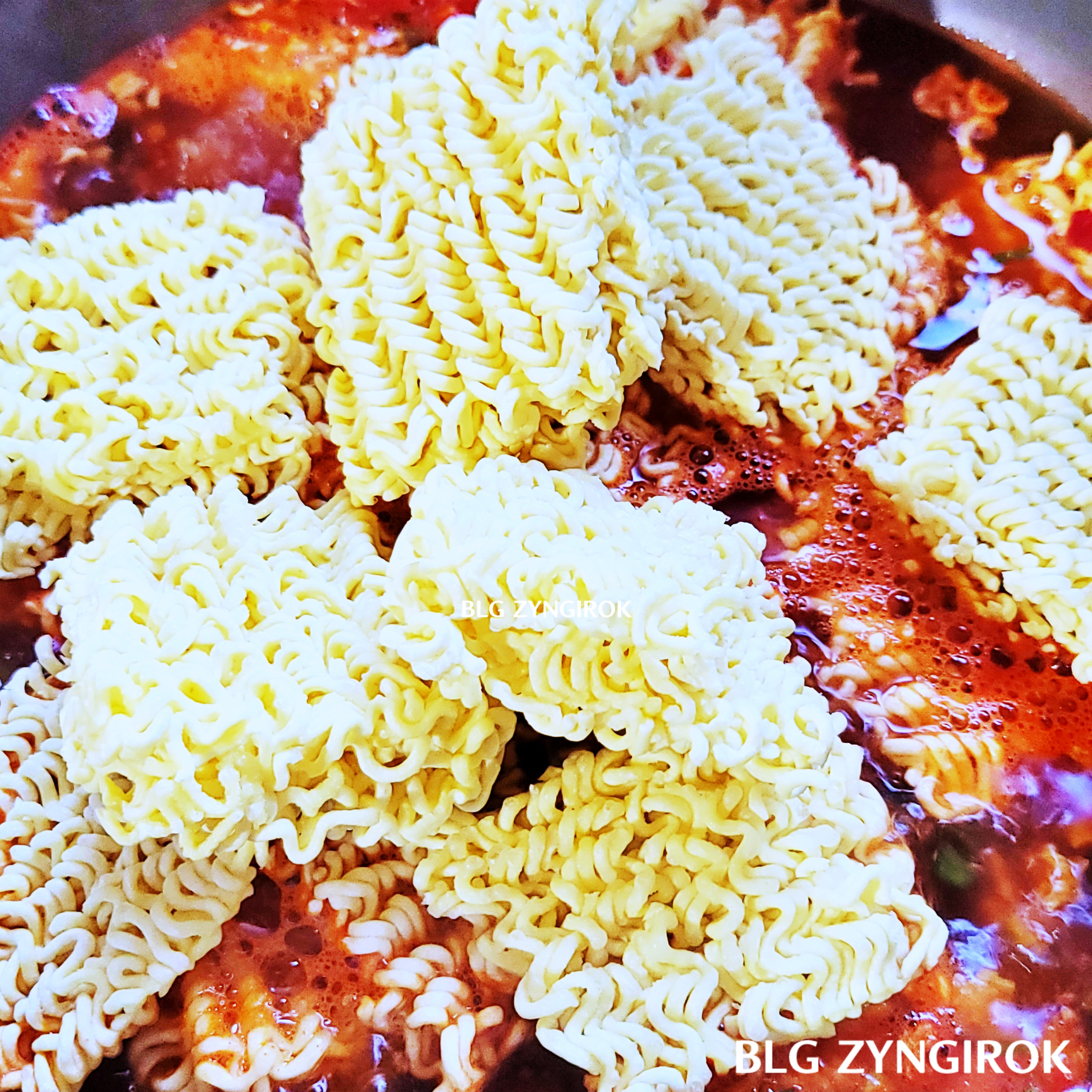 작게 부신 건라면을 스프를 넣은 국물에 넣은 모습이다.