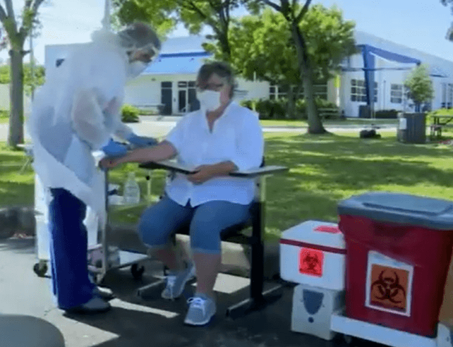 코로나19 검사하는 장면