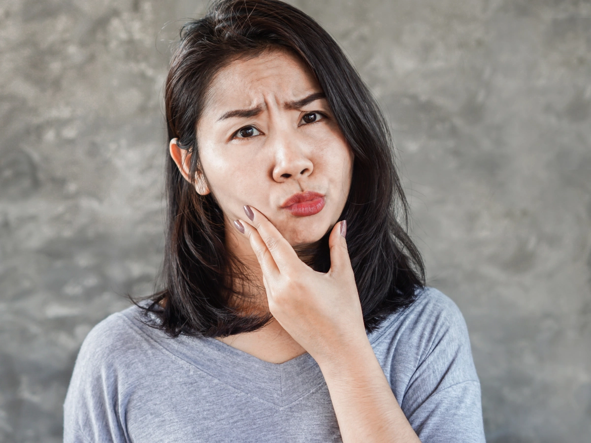 구안와사 초기 증상을 의심하는 여자