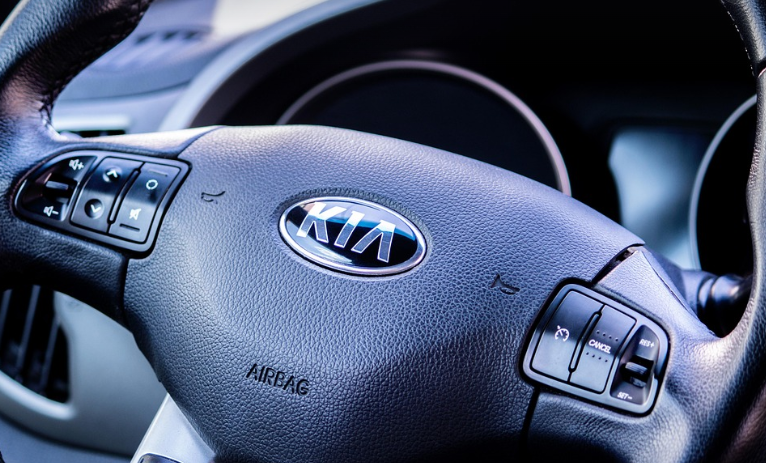 기아차 로고가 확대된 핸들