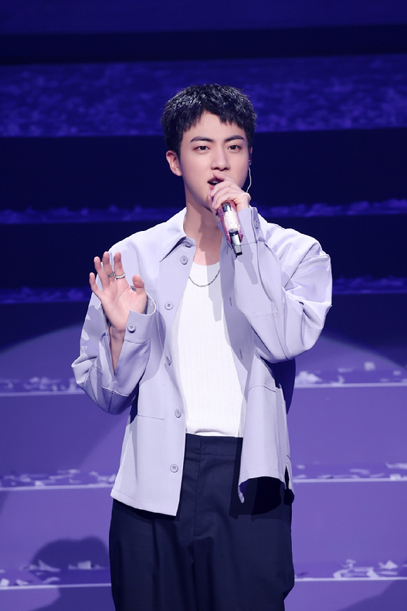 그룹 방탄소년단 진이 13일 서울 송파구 잠실실내체육관에서 열린 전역 기념 행사 '2024년 6월 13일의 석진, 날씨 맑음'에서 무대를 펼치고 있다. [사진=빅히트뮤직]
