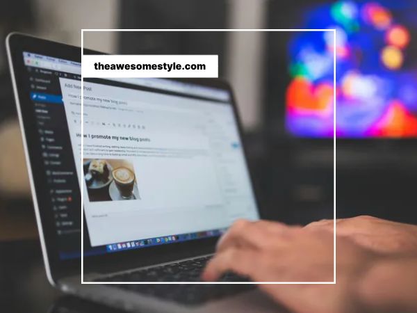 노트북에 블로그 글을 쓰고 있는 장면