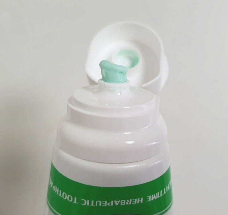 덴티스테_플러스_화이트_치약_제형