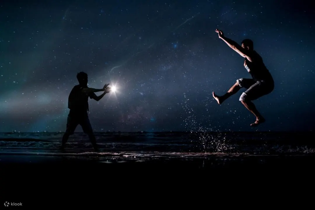 코타키나발루 봉가완 맹그로브 투어에서 스카이 미러 해변 인생샷과 반딧불이를 즐기는 모습