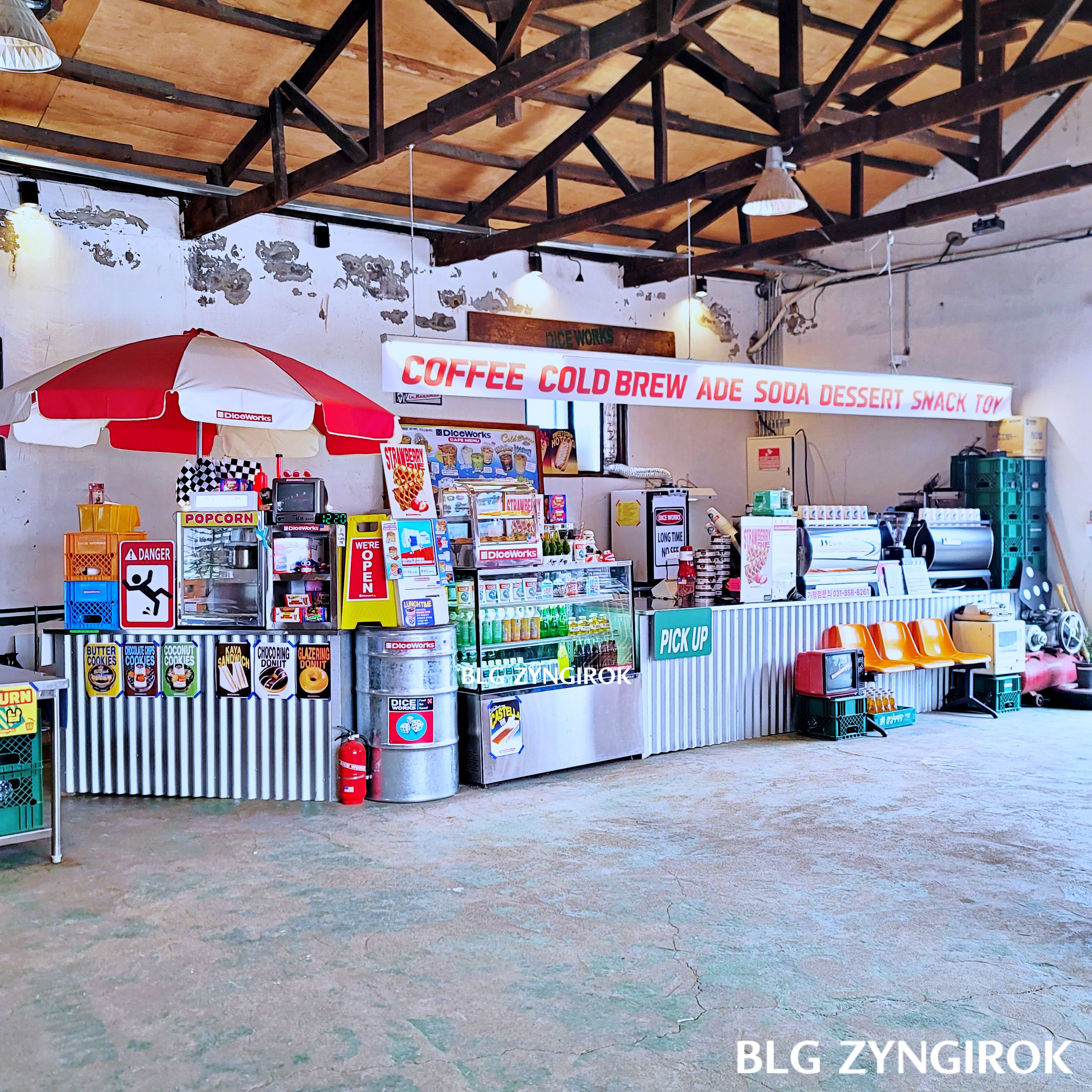 양주 카페 DICE WORKS - 판매대 모습이다.