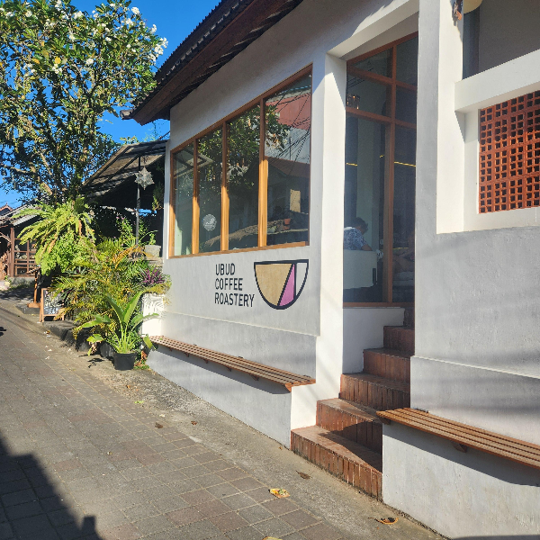 독특한 외향을 자라하는 우붓 커피 로스터리